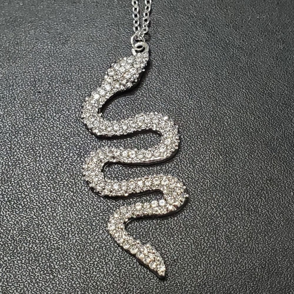 Silver tone rhinestone snake necklace 20-22"